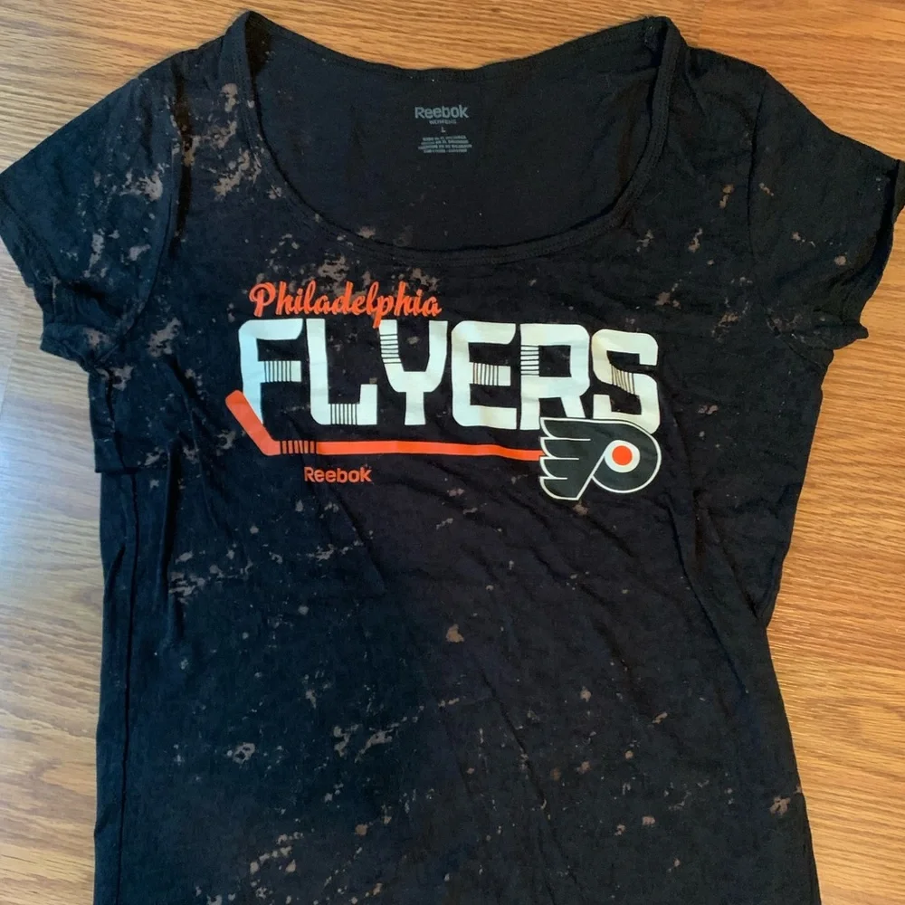 🏒 Philadelphia Flyers Hockey Bleach Dye Scoop-Neck T-Shirt - Picture 1 of 5